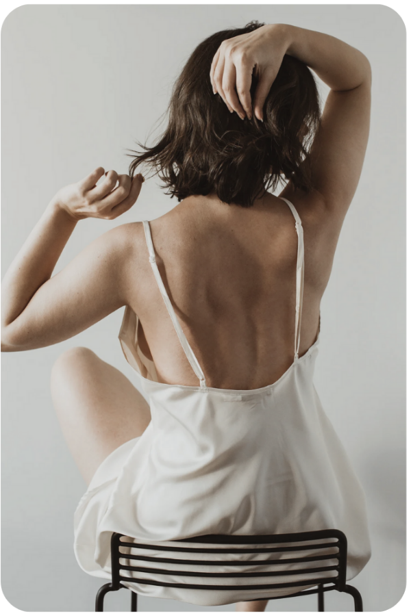 女性背中写真